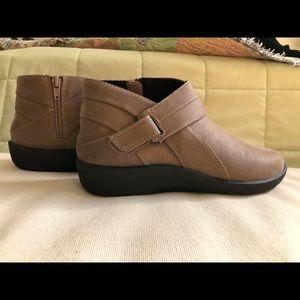 Womens size 5 ankle boot.  Tan suede. Never worn.